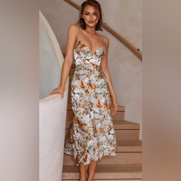 Selfie Leslie
Lake Como Fitted Bodice Cami Strap Midi Dress Abstract Print Sage - Picture 4 of 5